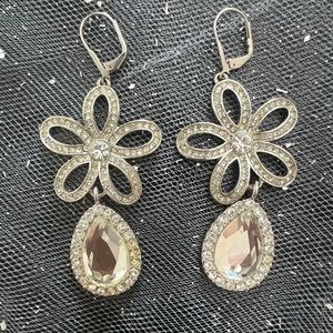NWT SILVER CUBIC ZIRCONIA FLORAL DESIGN PENDANT EARRINGS